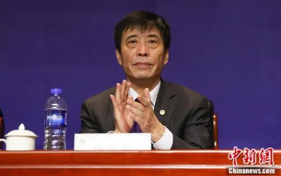 女生和男生打扑克